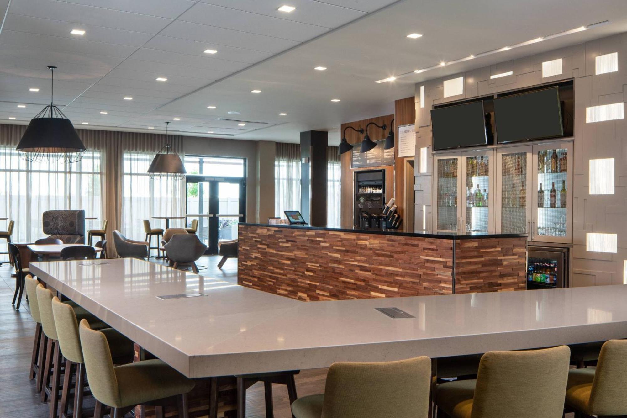 Отель Courtyard By Marriott Lafayette South Экстерьер фото